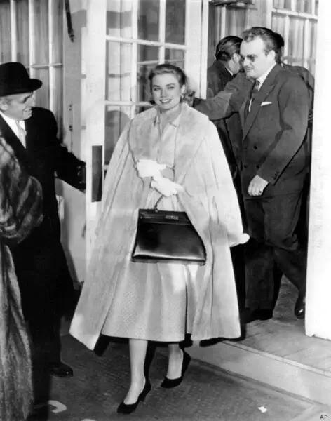 Paparazzi image of Grace Kelly carrying her hermes kelly bag to shield her pregnancy from the public eye.