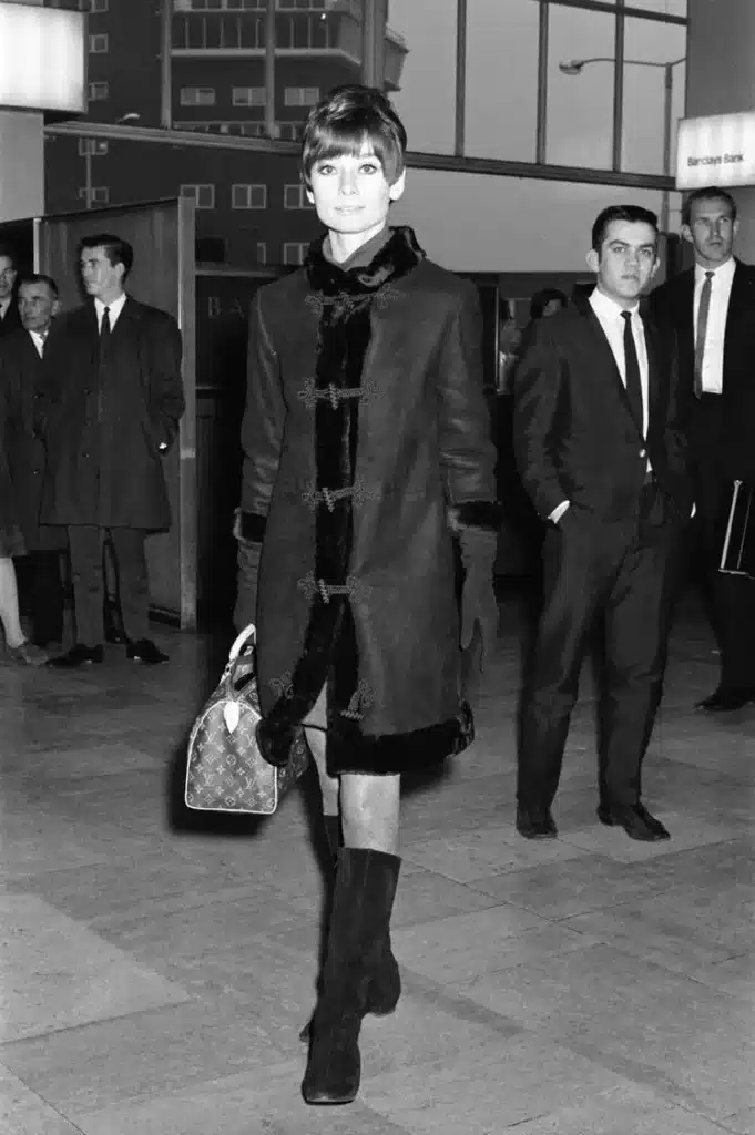 Audrey Hepburn, black and white image carrying louis vuitton speedy 25 bag